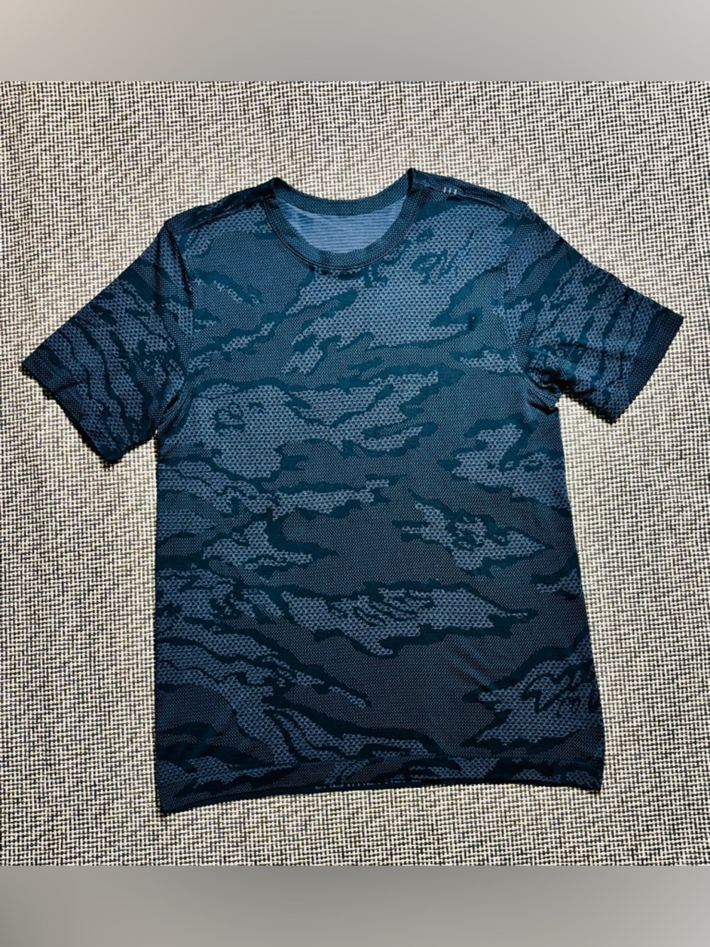 Lululemon x Barry’s Metal Vent Tech Shirt, Blue Camo, Size Medium